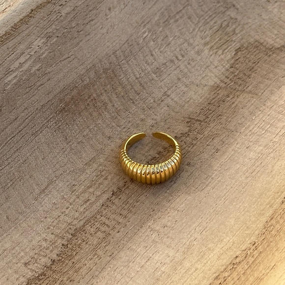 *SALE TODAY ONLY* Naia Shell Ring - Picture 2 of 3